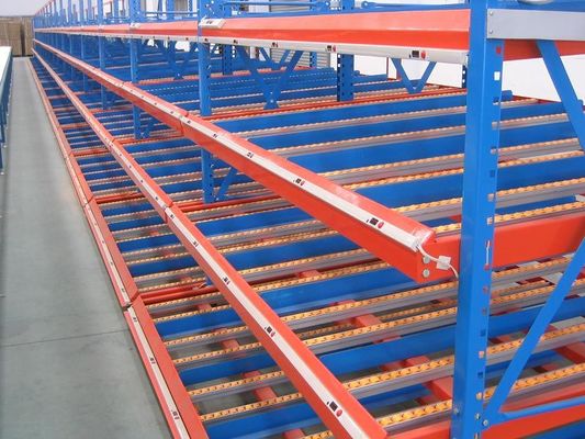 Yüksek depolama verimliliği, raflı depo depolama rafları ile rulo sistemi ile akış